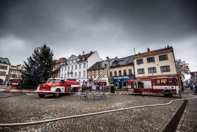 Požár střechy domu na náměstí T. G. Masaryka v centru Dvora Králové nad Labem | foto: HZS Královéhradeckého kraje