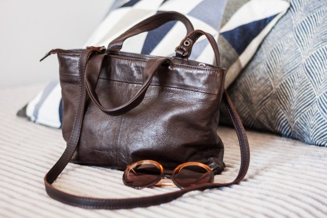 Hnědá kožená dámská kabelka | foto: Profimedia