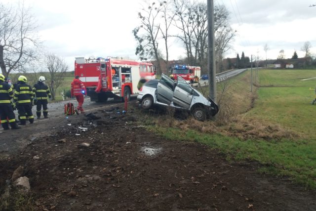 Tragická dopravní nehoda se stala na Rychnovsku. Po nárazu vozidla do sloupu zemřel jeden člověk | foto: HZS Královéhradeckého kraje