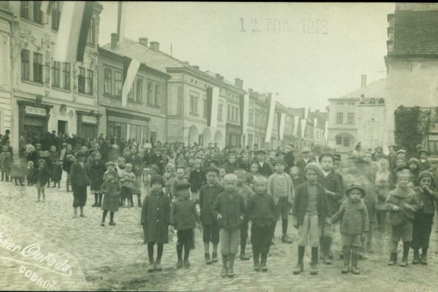 Dobová fotografie nepravého převratu v říjnu 1918 v Dobrušce | foto: Vlastivědné muzeum Dobruška