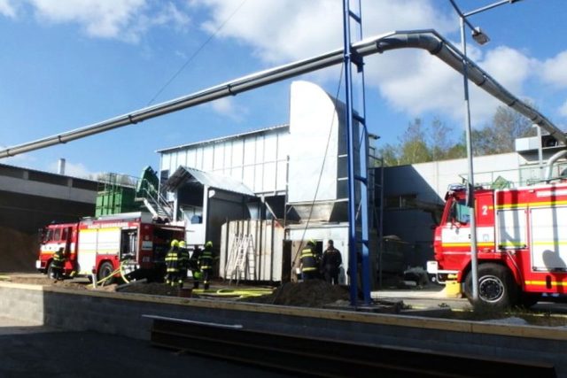 V Borohrádku zasahovaly čtyři hasičské jednotky kvůli zahoření v odvodu teplého vzduchu u sila | foto: HZS Královéhradeckého kraje