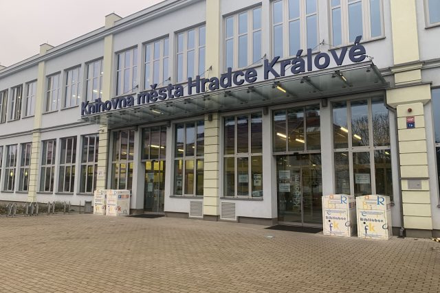 Pracovníci knihoven v Hradci Králové opět vydávají knihy přes výdejní okénka | foto: Eliška Horáková