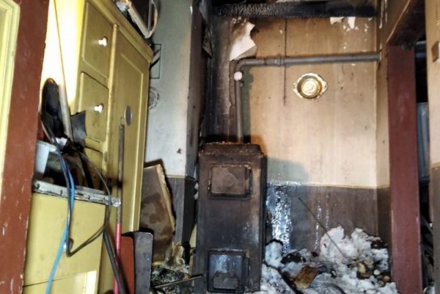 Požár v prostoru dílny u rodinného domu v Dolní Kalné na Trutnovsku | foto: HZS Královéhradeckého kraje
