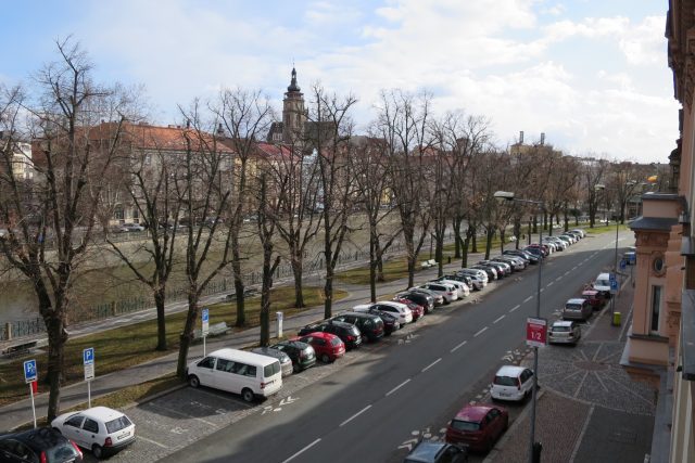 Lidé bydlící v centru Hradce Králové si na nedostatek parkovacích míst stěžují dlouhodobě  (ilustrační foto) | foto: Milan Baják,  Český rozhlas