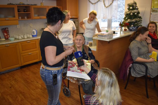 Do Domova důchodců v Tmavém Dole na Trutnovsku se sjela Ježíškova vnoučata | foto: Jana  Lelková
