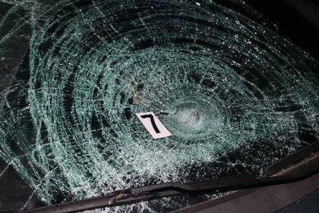 Automobil srazil mimo obec neosvětlenou chodkyni | foto: Policie České republiky