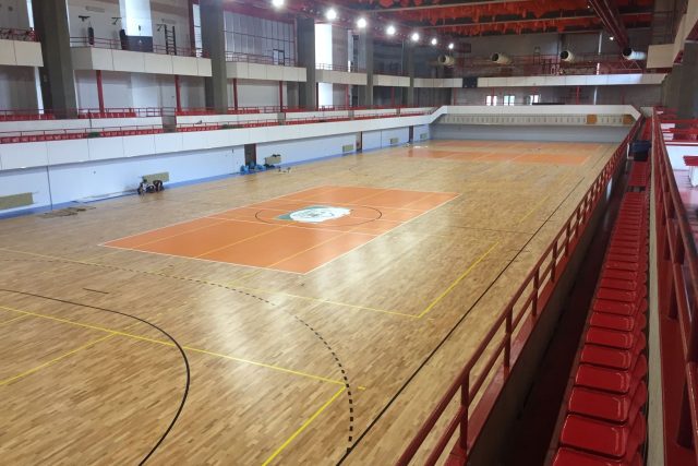 Nová palubovka ve sportovní hale v Orlické kotlině v Hradci Králové | foto: Václav Pilný,  Český rozhlas