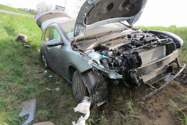 Nehoda na obchvatu Hradce Králové. Auto sjelo do příkopu | foto: Policie České republiky