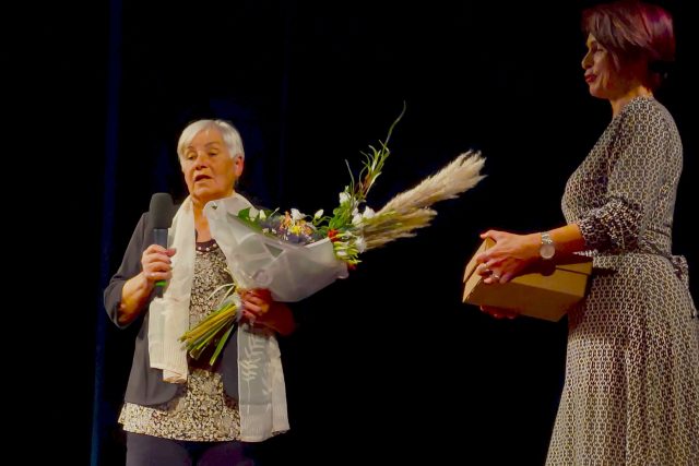 Držitelka letošní Ceny Apropós Alena Pechová na pódiu Masarykova divadla | foto: Vladislava Wildová,  Český rozhlas
