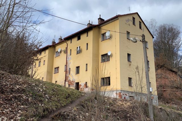 Desítky obyvatel bytového domu v Úpici si musí hledat nové ubytování | foto: Václav Plecháček,  Český rozhlas
