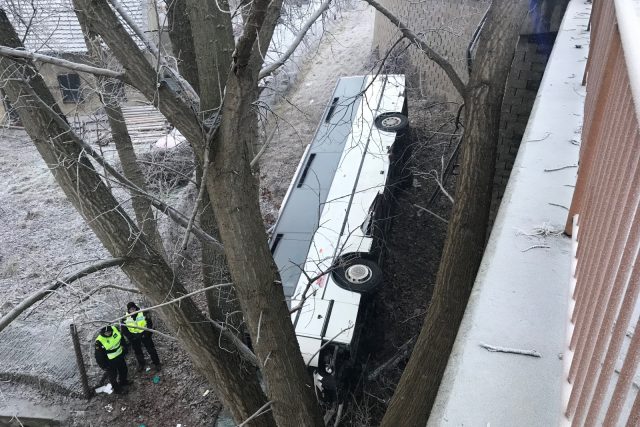Autobus v Mělníku spadl ze srázu a dopadl na bok  | foto: HZS Středočeského kraje