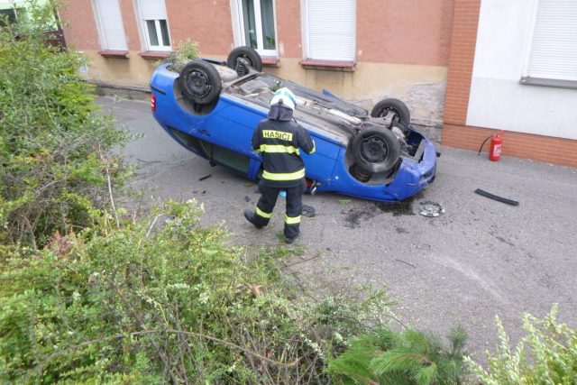 Dopravní nehoda dvou osobních vozidel na Brněnské ulici v Hradci Králové | foto: HZS Královéhradeckého kraje