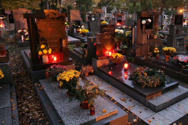 Na Dušičky města prodlužují otevírací dobu svých hřbitovů  (ilustrační foto) | foto: MAFRA / Profimedia