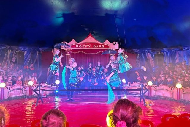 Netradiční cirkusové vystoupení připravilo v Lánově na Trutnovsku na 300 žáků tamní základní školy | foto: Kateřina Kohoutová,  Český rozhlas