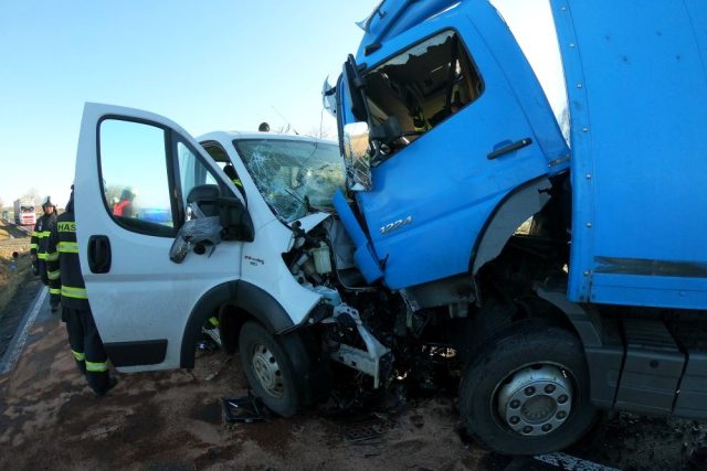 Dopravní nehoda,  kdy se střetl nákladní automobil s dodávkou a do nákladního vozu narazil osobní automobil | foto: HZS Královéhradeckého kraje