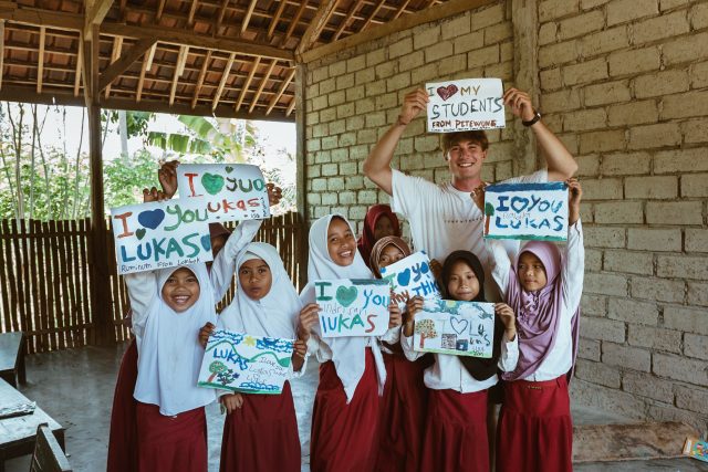 Lukáš Kulda učil dva měsíce na Lomboku tamní nespoutané děti angličtinu,  skateboarding i parkour | foto: archiv Lukáše Kuldy