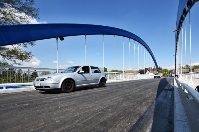 Nový most ve Svinarech začal sloužit veřejnosti | foto: Krajský úřad Královéhradeckého kraje