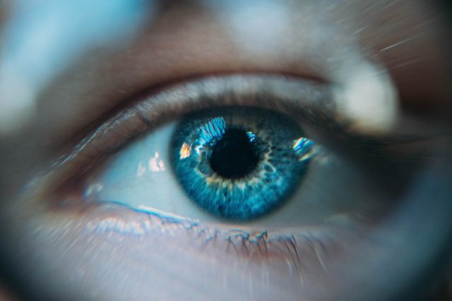 „Nevidomí lidé každodenně používají paměť mnohem víc k zapamatování si věcí,  zatímco vidoucí se mohou při vybavování informací spolehnout na vizuální vodítka, “ řekla Karen Arcos,  hlavní autorka nové studie | foto: Ion Fet,  Unsplash,  Licence Unsplash