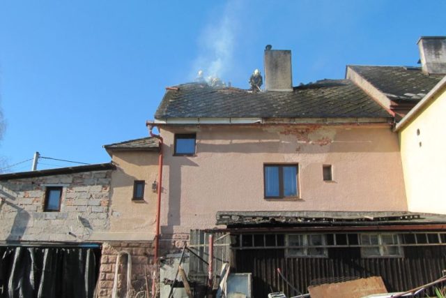 Požár střechy rodinného domu ve Stárkově na Náchodsku | foto: HZS Královéhradeckého kraje