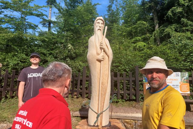 Ivan Šmíd  (vpravo) po usazení sochy Poutníka | foto: Vladislava Wildová,  Český rozhlas