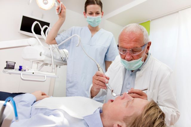 V Královéhradeckém kraji začínají některé zubní kliniky poskytovat pohotovostní službu ve svých ordinacích  (ilustrační foto) | foto: Fotobanka Profimedia