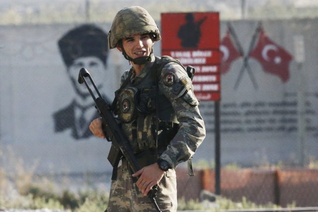 Turecký voják na hranici se Sýrií | foto: Lefteris Pitarakis,  ČTK/AP