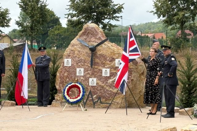 Československým pilotům,  kteří během války sloužili u RAF,  odhalili v Třebenicích památník | foto: Robin Röhrich,  Český rozhlas