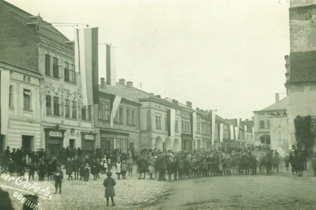 Pohlednice nepravého převratu v říjnu 1918 zhotovená ateliérem Ouřada | foto: Vlastivědné muzeum Dobruška