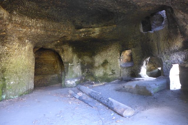 Jeden z nejznámějších skalních bytů v Českém ráji najdete nedaleko hradu Kost | foto: Vlastimil Pilous