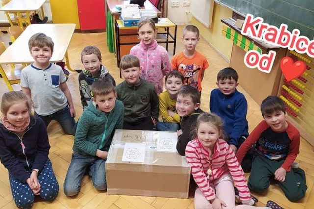 „Krabice od srdce“ připravili školáci ze ZŠ Lhota - Červený Kostelec pro potěšení dětí z Ukrajiny | foto: Základní škola,  Červený Kostelec,  Lhota