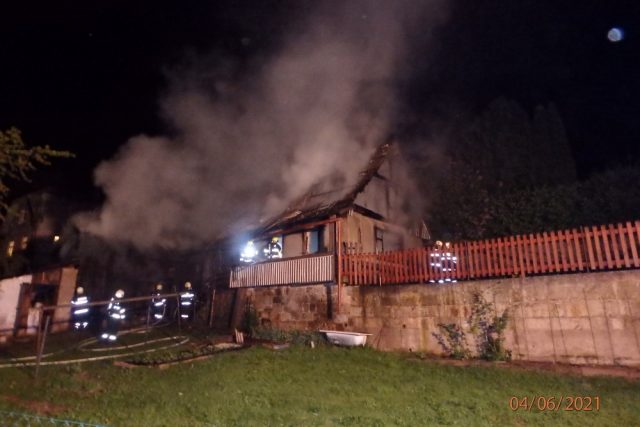 Požár chalupy v Dolní Brusnici na Trutnovsku si vyžádal jednu oběť | foto: HZS Královéhradeckého kraje