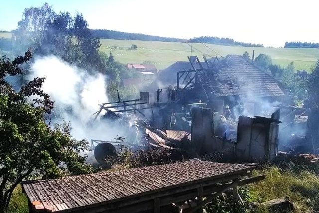 Požár stodoly v Pecce způsobil škodu 1, 5 milionu korun | foto: HZS Královéhradeckého kraje