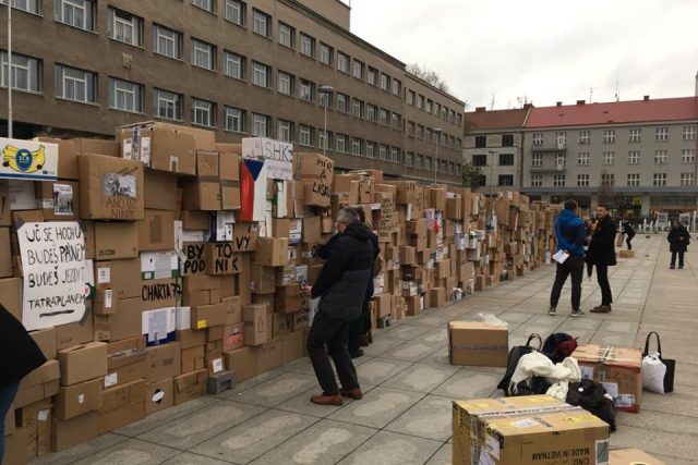 Stovky krabic se na Ulrichově náměstí v Hradci Králové postupně mění ve velkou papírovou zeď | foto: Lucie Peterková