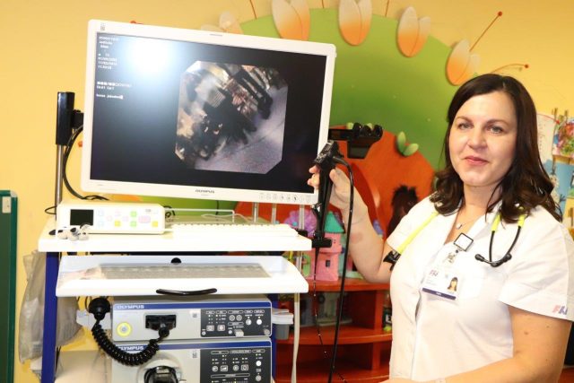 Lékařka Marcela Kreslová představuje video bronchoskop  (ilustrační foto) | foto: Fakultní nemocnice Plzeň
