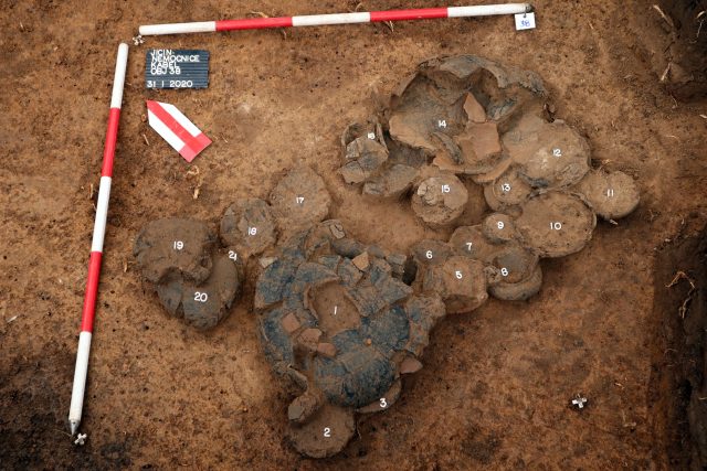 Archeologové z Regionálního muzea v Jičíně našli pohřebiště z doby popelnicových polí | foto: Regionální muzeum v Jičíně