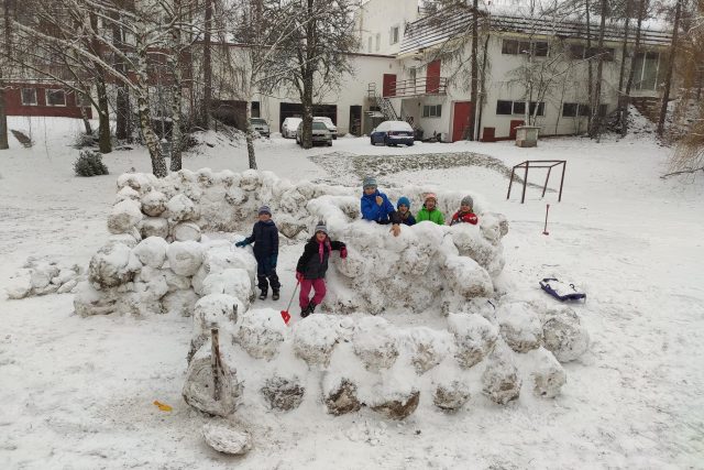 Dětská parta ze sídliště Malecí v Novém Městě nad Metují se pustila do stavby sněhové pevnosti | foto: Adam Balcar
