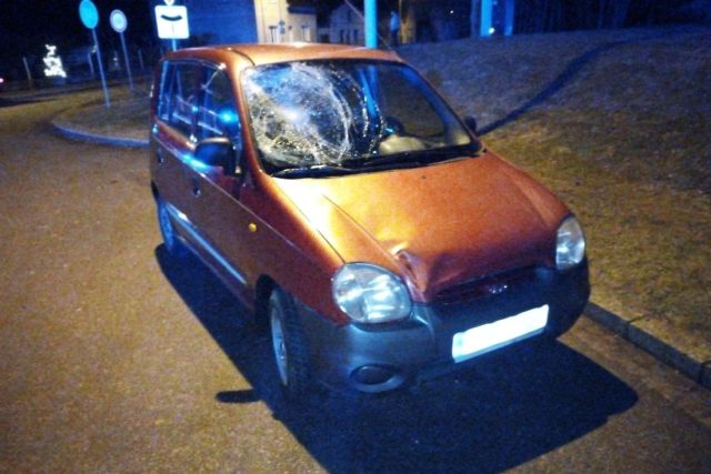 V Nechanicích došlo ke střetu osobního vozidla značky Hyundai s chodkyní,  která přecházela po přechodu pro chodce | foto: HZS Královéhradeckého kraje