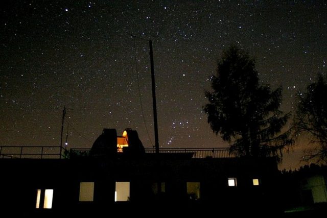 Noční snímek hvězdárny v Úpici | foto: Marcel Bělík,  Hvězdárna v Úpici