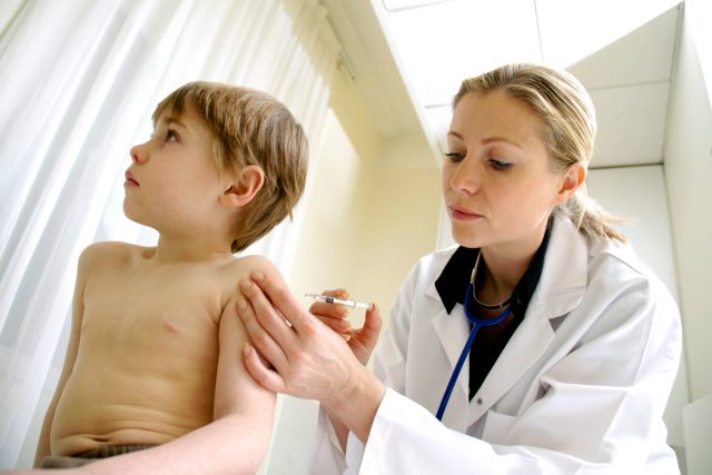 Lidé si začínají uvědomovat,  jak je očkování důležité  (ilustrační foto) | foto: Profimedia