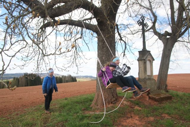 Arborista Lukáš Neklan instaluje v krajině pro radost ostatním houpačky | foto: Lukáš Neklan