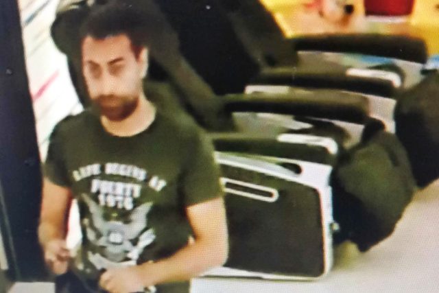 Z kamerových záznamů bylo zjistěno,  že v inkriminovanou dobu se v místě ponechání tašky nacházely dvě osoby | foto: Policie ČR
