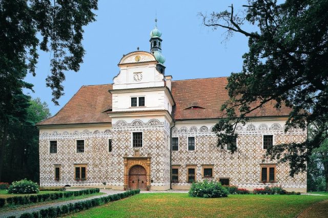Zámek Doudleby nad Orlicí - čelní pohled | foto: archiv zámku Doudleby nad Orlicí