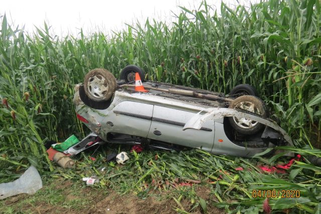 Řidička nezvládla řízení a skončila s autem na střeše | foto: Policie České republiky