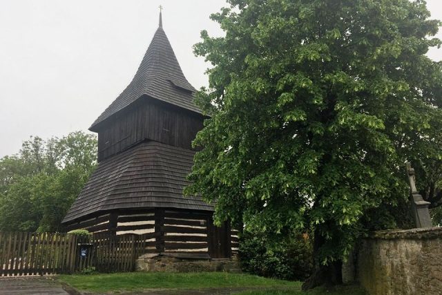 Zvonice v Rohenicích na Rychnovsku má sice už několik let opravenou střechu,  ale podle místních je udělaná špatně | foto: Jana Házová,  Český rozhlas
