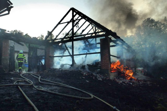 K požáru stodoly došlo v obci Dubenec na Trutnovsku | foto: HZS Královéhradeckého kraje