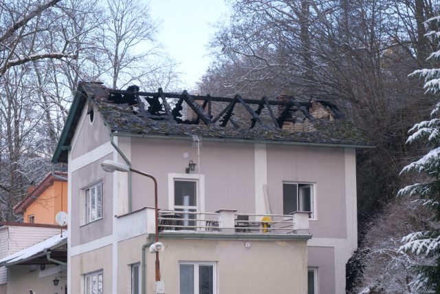 Přes 400 tisíc korun už lidé věnovali mladé rodině,  která přišla ve Dvoře Králové nad Labem po požáru o střechu nad hlavou | foto: TV Zvičina