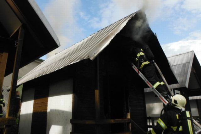 V Miletíně na Jičínsku zlikvidovali hasiči požár dřevěné chatky | foto: HZS Královéhradeckého kraje