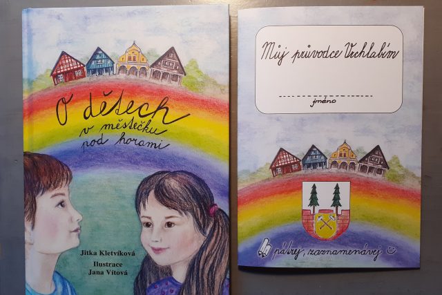 Kniha O dětech v městečku pod horami je příběh,  který čtou děti na pokračování | foto: Jitka Kletvíková