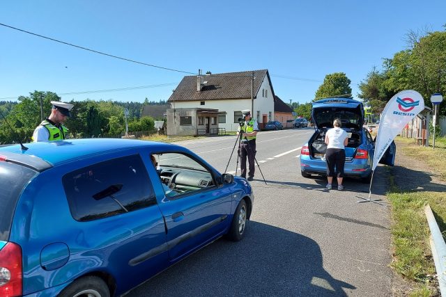 Policejní dopravně bezpečnostní akce na silnici I. třídy číslo 16 v obci Kumburský Újezd na Jičínsku | foto:  Policie České republiky
