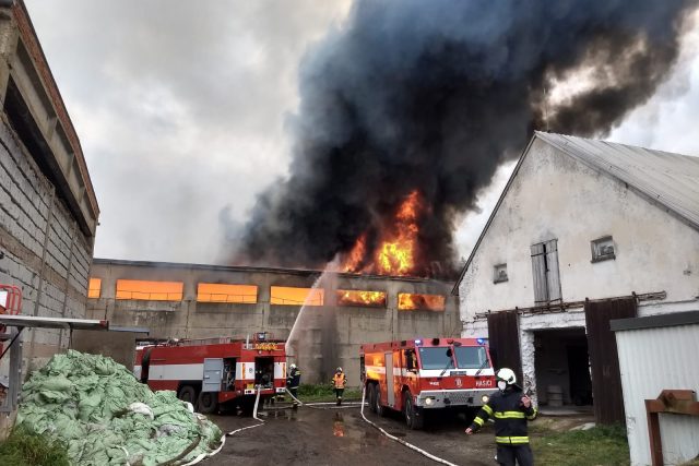 Požár zachvátil halu plnou sena v Bartošovicích v Orlických horách | foto: HZS Královéhradeckého kraje